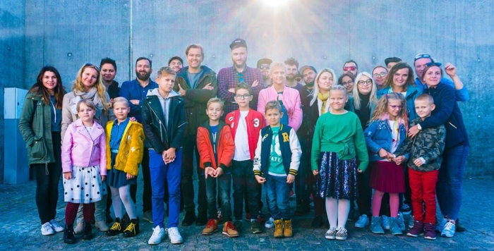 Głusi uczestnicy teledysku PJM do filmu Zwierzygród 